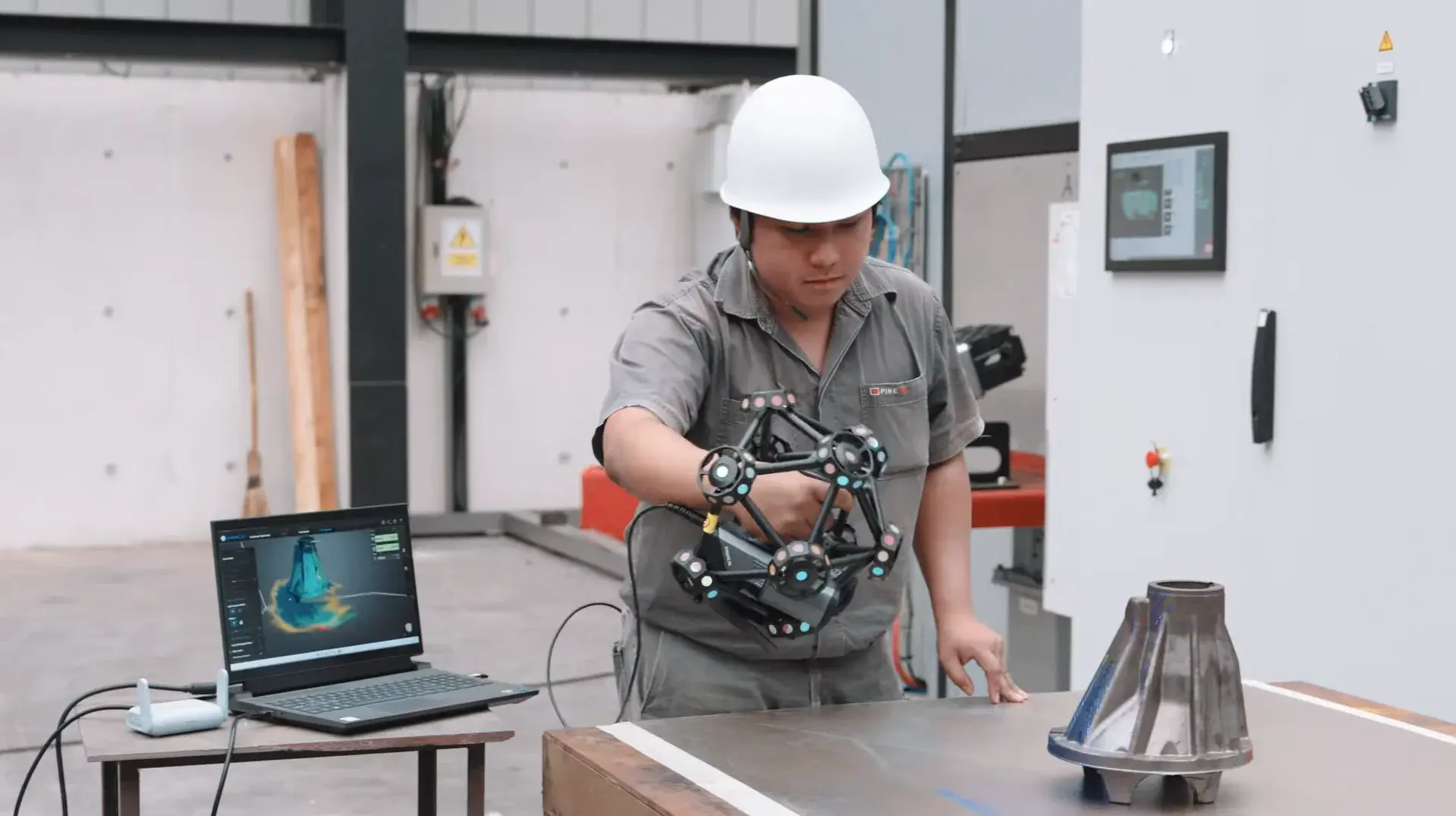 图片1.png3D scanning a mold and customized equipement using FreeScan Trak ProW 1